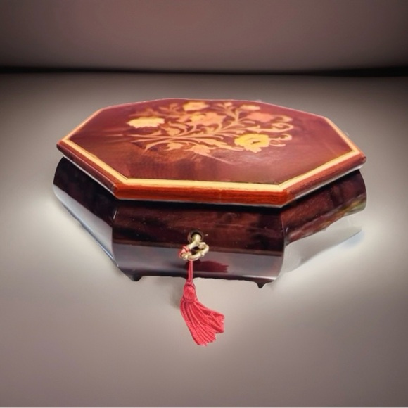 Reuge Swiss Musical Movements Music Boxes Jewelry - 1986 𝙻𝚘𝚌𝚔 & 𝙺𝚎𝚢 𝙹𝚎𝚠𝚎𝚕𝚛𝚢 𝙼𝚞𝚜𝚒𝚌 𝙱𝚘𝚡 𝙱𝚛𝚒𝚍𝚊𝚕 𝙺𝚎𝚎𝚙𝚜𝚊𝚔𝚎 𝙶𝚒𝚏𝚝 "𝙰𝚕𝚠𝚊𝚢𝚜" 𝚋𝚢 𝙸𝚛𝚟𝚒𝚗 𝙱𝚎𝚛𝚕𝚒𝚗